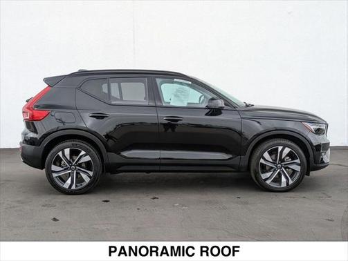 2024 Volvo XC40 B5 Plus Dark Theme