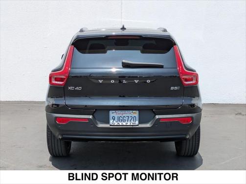 2024 Volvo XC40 B5 Ultimate Dark Theme