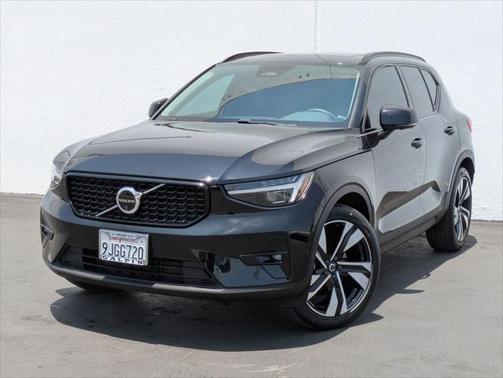 2024 Volvo XC40 B5 Ultimate Dark Theme