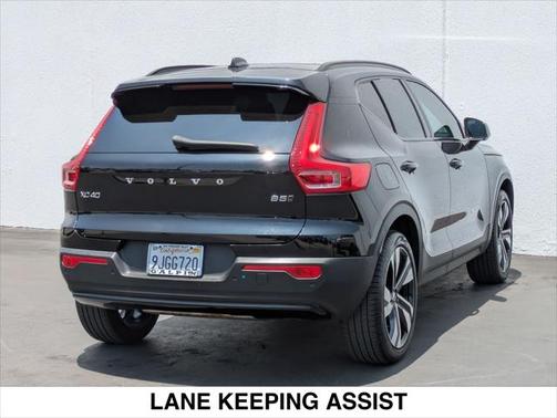 2024 Volvo XC40 B5 Ultimate Dark Theme