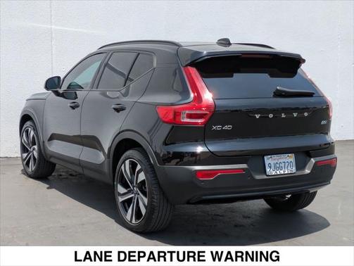 2024 Volvo XC40 B5 Ultimate Dark Theme