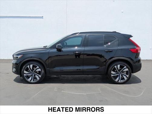 2024 Volvo XC40 B5 Ultimate Dark Theme