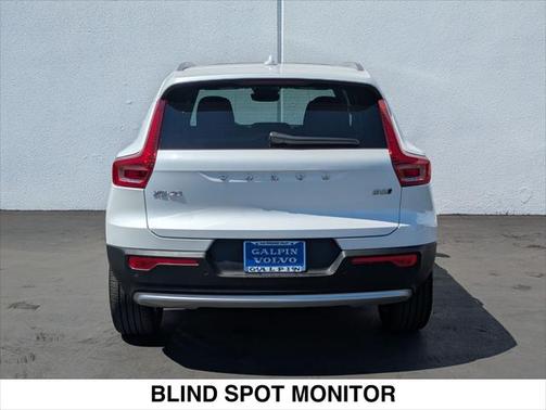 2025 Volvo XC40 B5 Core Bright Theme