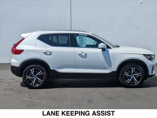 2025 Volvo XC40 B5 Core Bright Theme