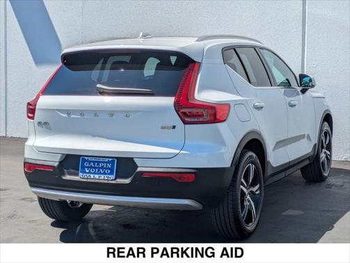 2025 Volvo XC40 B5 Core Bright Theme