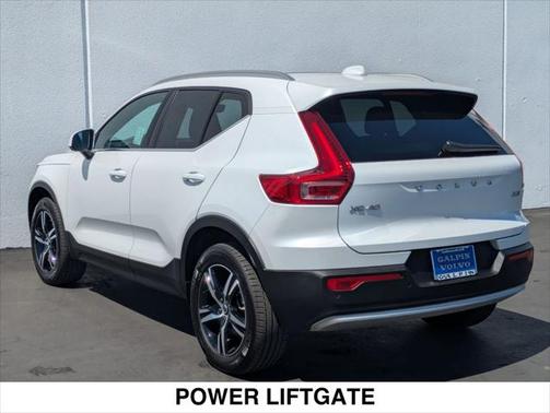 2025 Volvo XC40 B5 Core Bright Theme