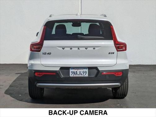 2025 Volvo XC40 B5 Core Bright Theme