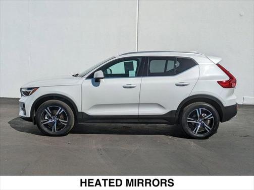 2025 Volvo XC40 B5 Core Bright Theme