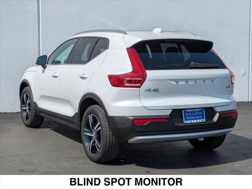 2025 Volvo XC40 B5 Core Bright Theme