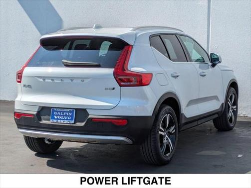 2025 Volvo XC40 B5 Core Bright Theme