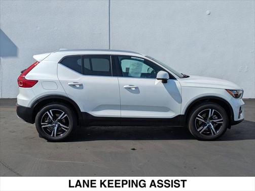 2025 Volvo XC40 B5 Core Bright Theme