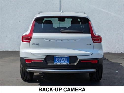 2025 Volvo XC40 B5 Core Bright Theme