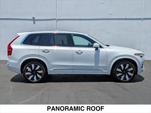 2023 Volvo XC90 Recharge Plug-In Hybrid T8 Ultimate Bright Theme 7-Seater