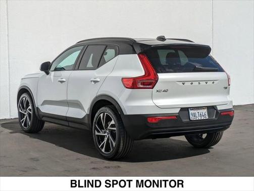 2022 Volvo XC40 T5 R-Design