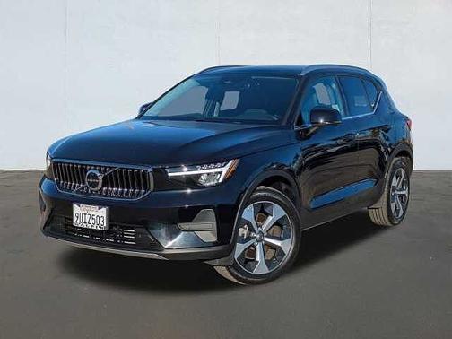 2025 Volvo XC40 Core