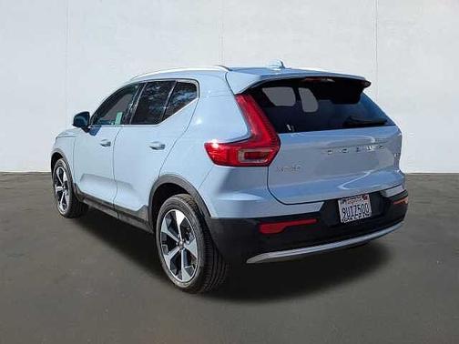 2025 Volvo XC40 Core