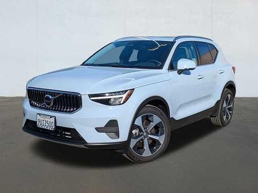 2025 Volvo XC40 Core