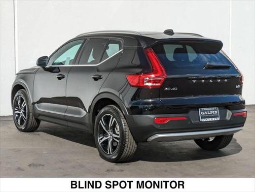 2025 Volvo XC40 B5 Core Bright Theme