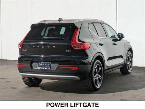 2025 Volvo XC40 B5 Core Bright Theme