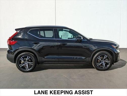 2025 Volvo XC40 B5 Core Bright Theme