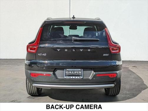 2025 Volvo XC40 B5 Core Bright Theme