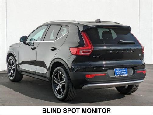 2025 Volvo XC40 B5 Core Bright Theme