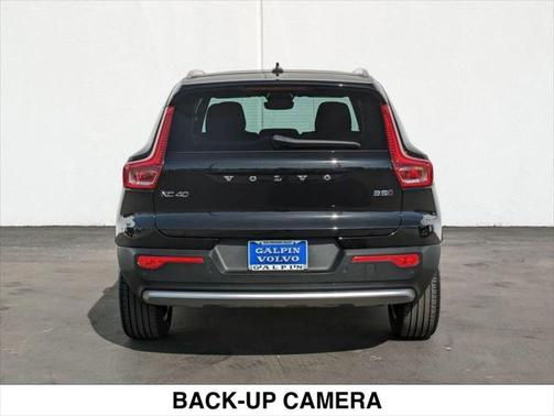 2025 Volvo XC40 B5 Core Bright Theme