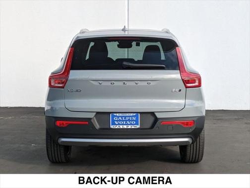 2025 Volvo XC40 B5 Core Bright Theme