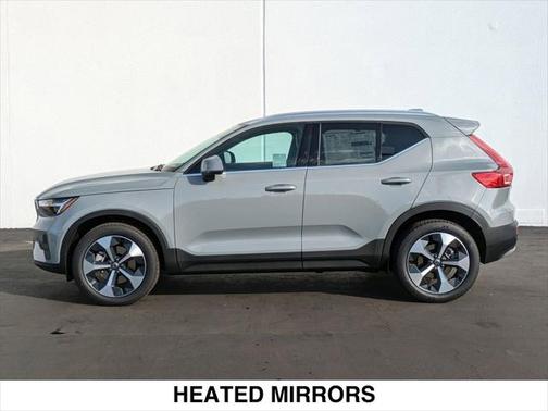 2025 Volvo XC40 B5 Core Bright Theme