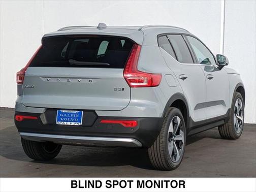 2025 Volvo XC40 B5 Core Bright Theme