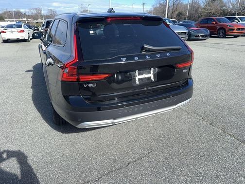 2023 Volvo V90 Cross Country B6 Plus