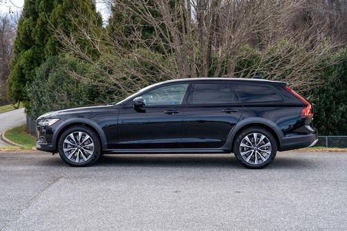 2023 Volvo V90 Cross Country B6 Plus