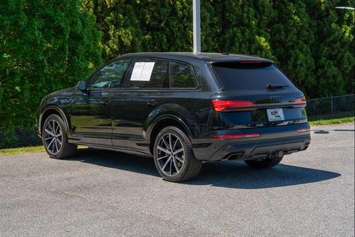 Mythos Black Metallic 2025 Audi Q7 45 Premium Plus