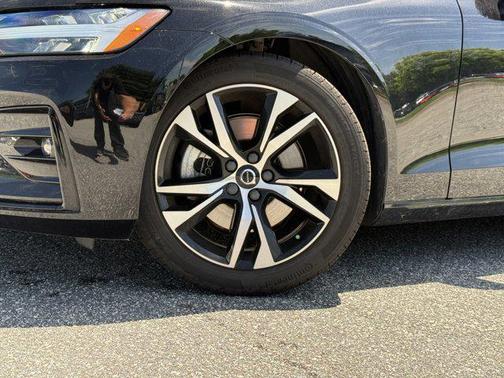 2024 Volvo S60 B5 Core Dark Theme