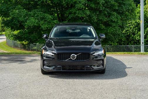 2024 Volvo S60 B5 Core Dark Theme