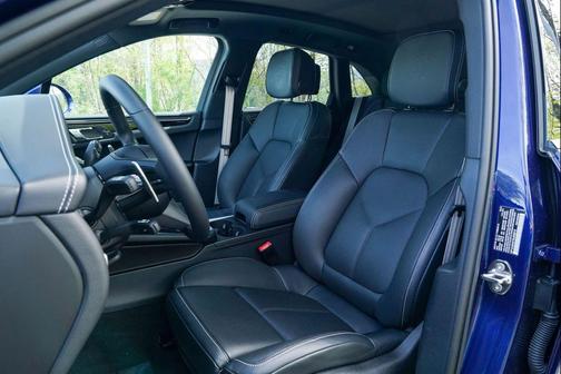 Gentian Blue Metallic 2025 Porsche Macan Macan