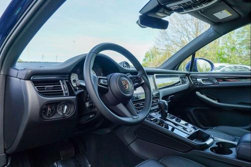 Gentian Blue Metallic 2025 Porsche Macan Macan