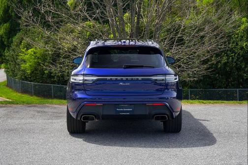 Gentian Blue Metallic 2025 Porsche Macan Macan