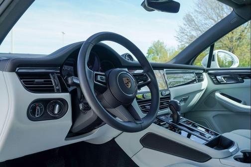 Carrara White Metallic 2025 Porsche Macan Macan