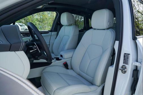 Carrara White Metallic 2025 Porsche Macan Macan