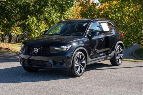 2024 Volvo XC40 B5 Ultimate Dark Theme