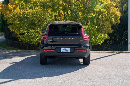 2024 Volvo XC40 B5 Ultimate Dark Theme