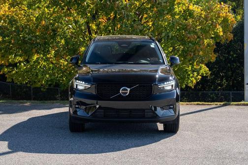 2024 Volvo XC40 B5 Ultimate Dark Theme