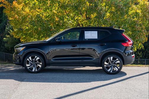 2024 Volvo XC40 B5 Ultimate Dark Theme