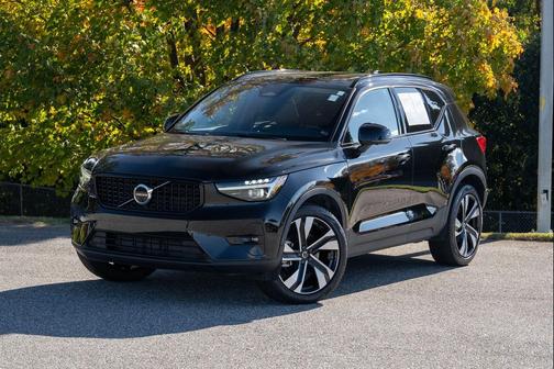 2024 Volvo XC40 B5 Ultimate Dark Theme
