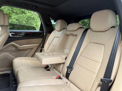 2023 Porsche Cayenne Platinum Edition
