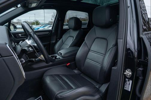 2023 Porsche Cayenne Platinum Edition
