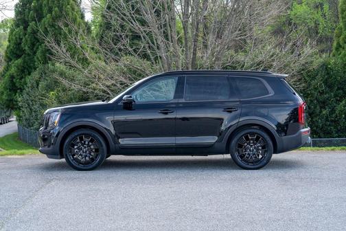 Ebony Black 2022 Kia Telluride SX