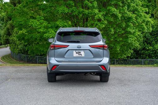 Moon Dust 2022 Toyota Highlander Hybrid Limited