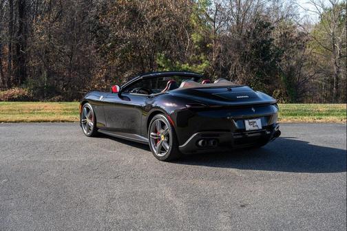 Nero Purosangue 2024 Ferrari Roma Spider Base